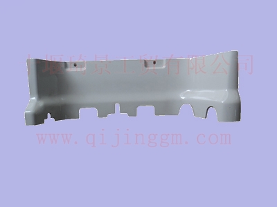 左上脚踏板护罩（玉白）8405325-C0101_东风天龙驾驶室配件